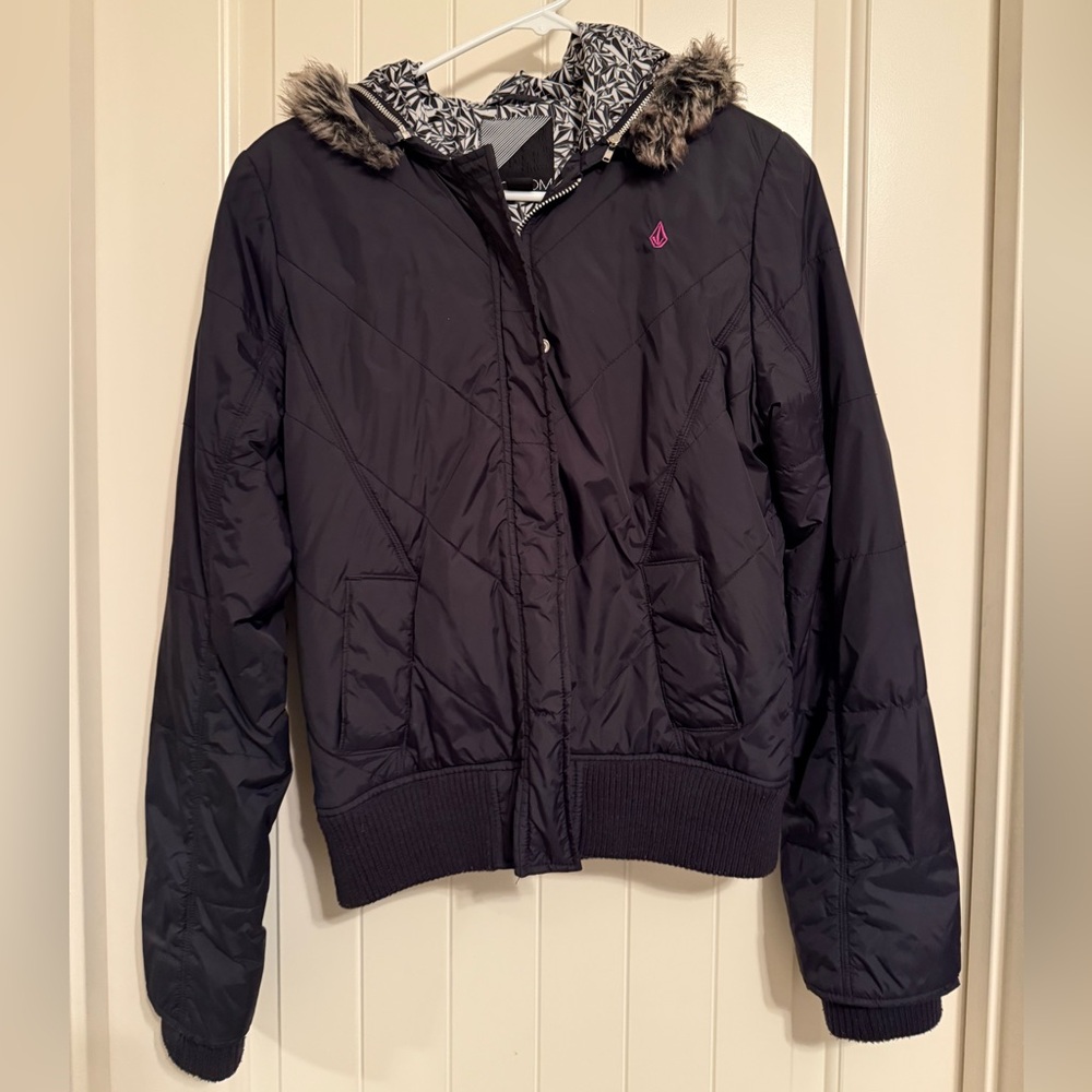 Women’s Volcom puffer jacket, size medium, with a removable hood!